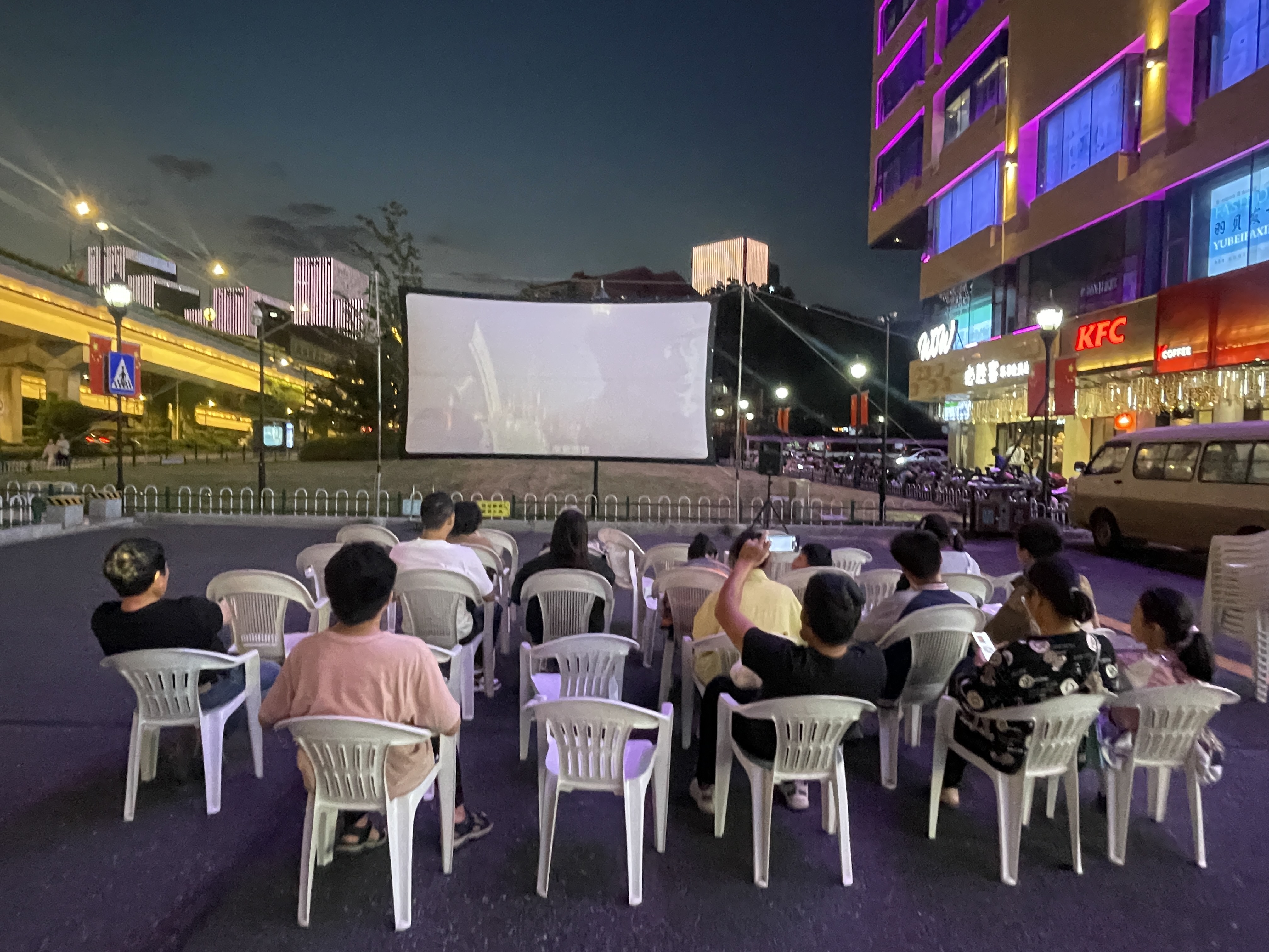 水晶城露天影戏放映，点燃红色影象