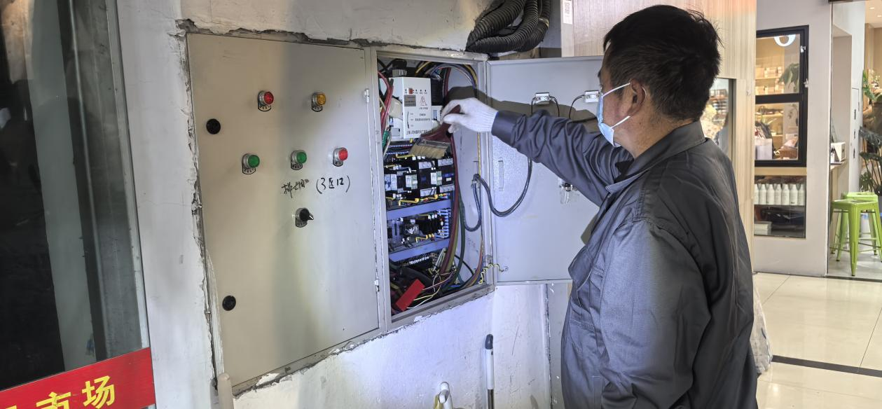 钱江商城排烟风机控制柜维护完成，清静包管再升级