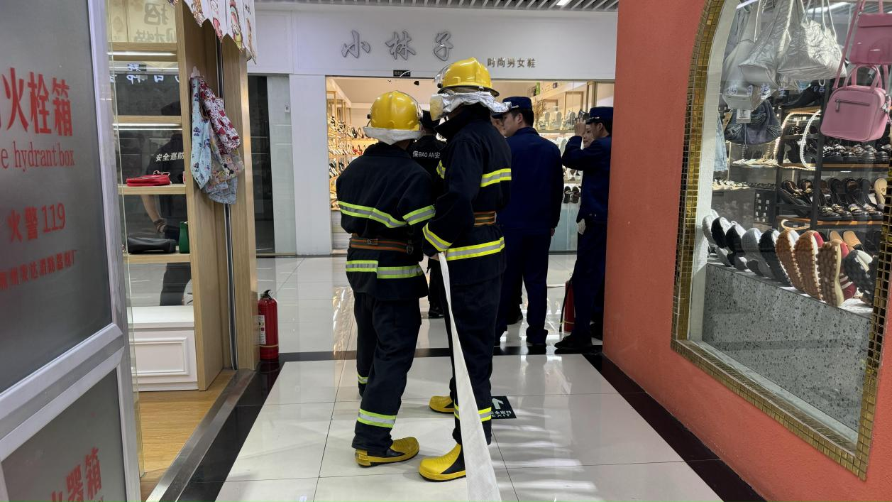 以演促防，钱江商城联合水晶城开展微型消防站拉练