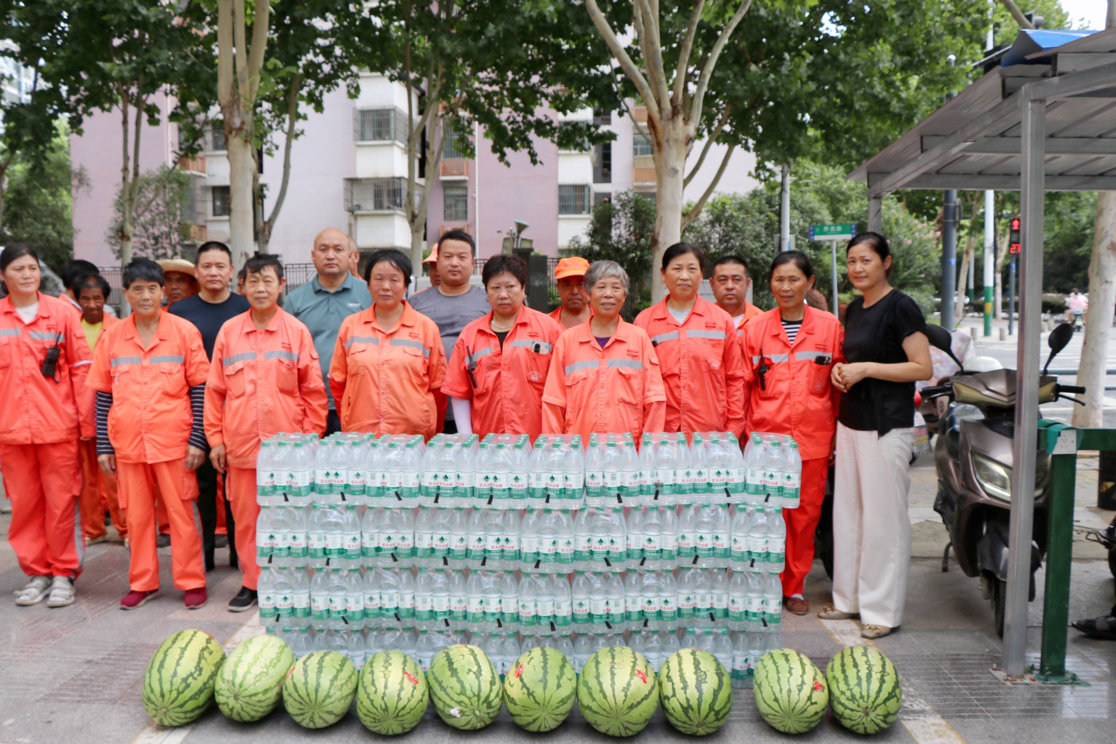  酷暑送清凉，关爱显继续——庐阳88858cc永利官网文创园携手爱心企业开展夏日送清凉运动
