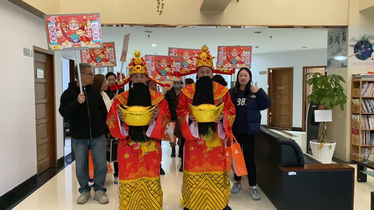 正月十五元宵到，财神到来，请接福！